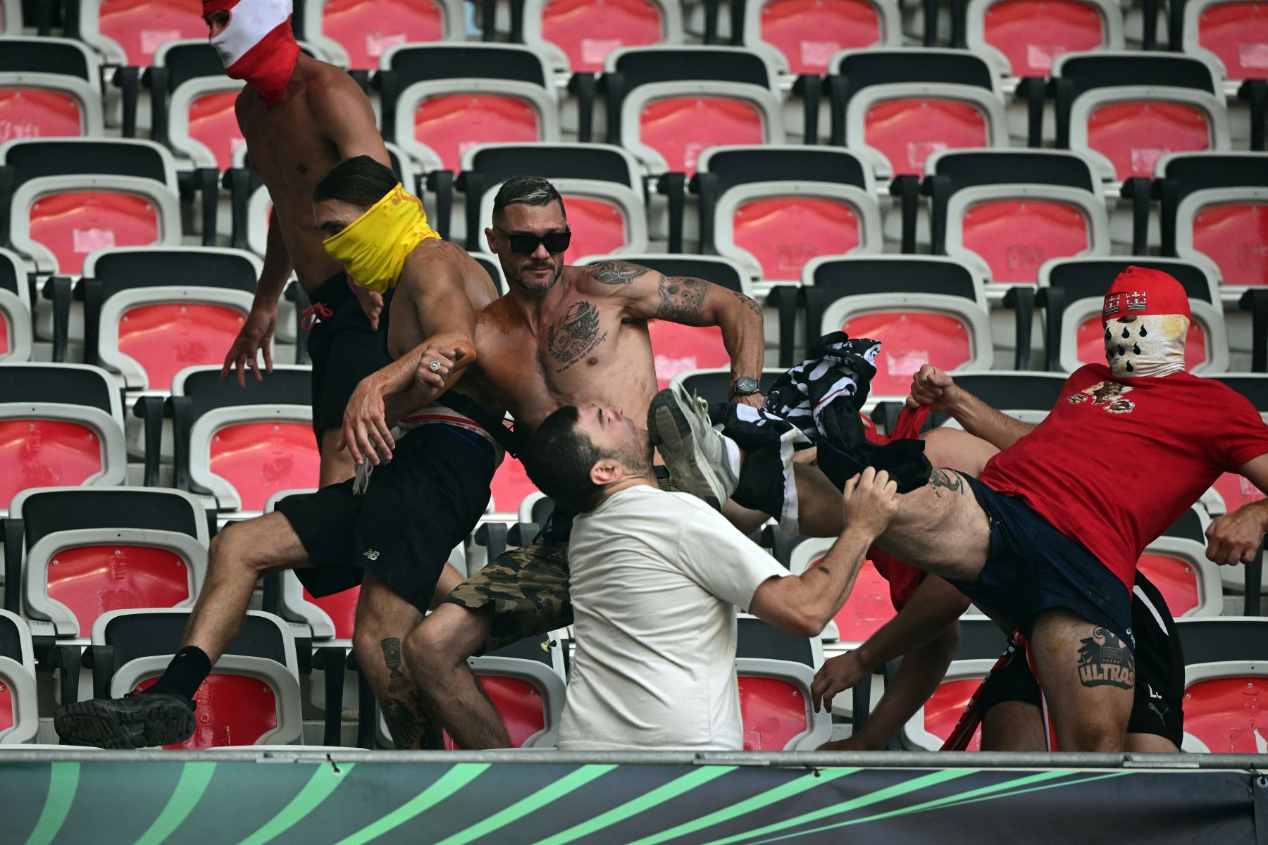 Enfrentamientos en estadio deja 32 heridos