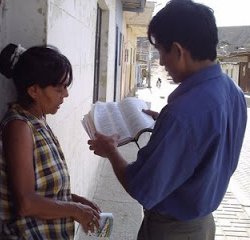 Los testigos de Jehová reanudan predicación de casa en casa