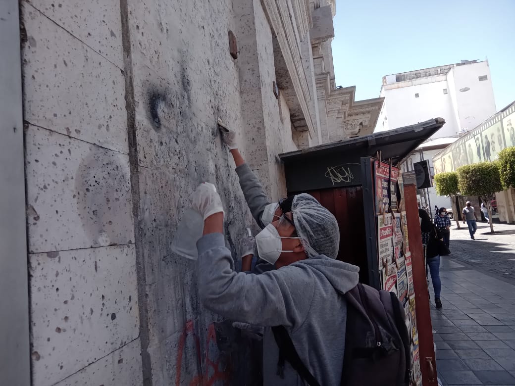 Hasta 28 grafitis y propagandas retiraron en el Centro Histórico