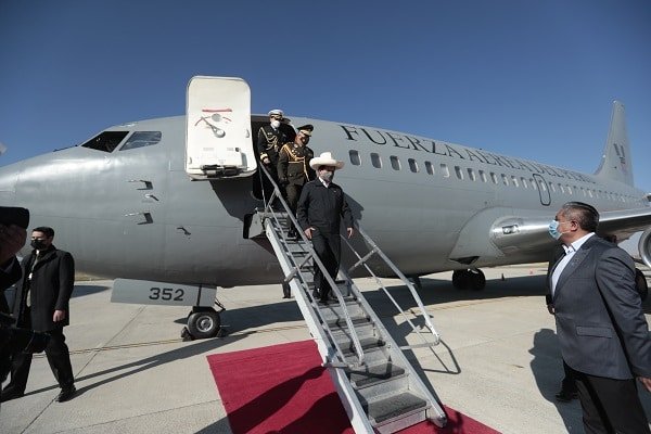 Castillo advierte que seguirá usando el avión presidencial