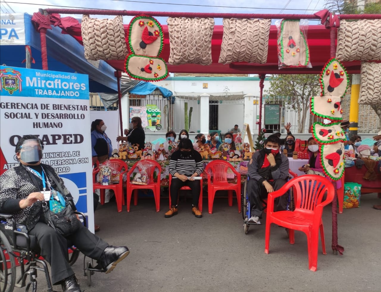 Personas con discapacidad de Miraflores realizan feria