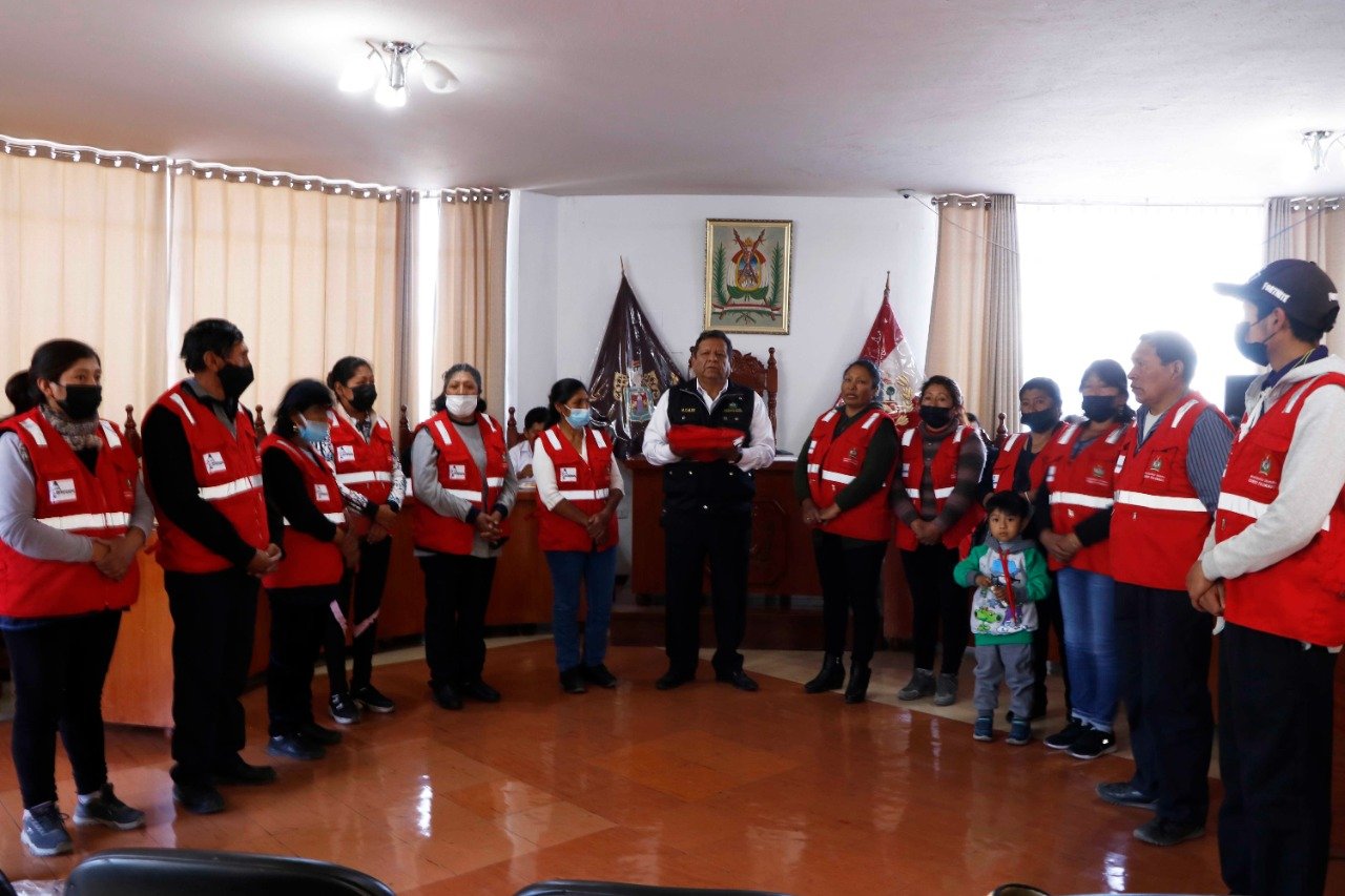 Entrega chalecos a “canillitas” cerreños