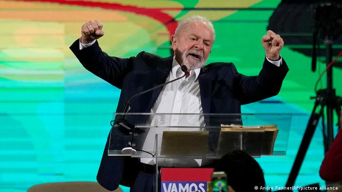 Lula tiene 49 % y Bolsonaro 44 % en sondeo a tres días de elecciones