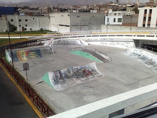 Jóvenes y miembros del Ejército ayudan a restaurar Skatepark de la Marina