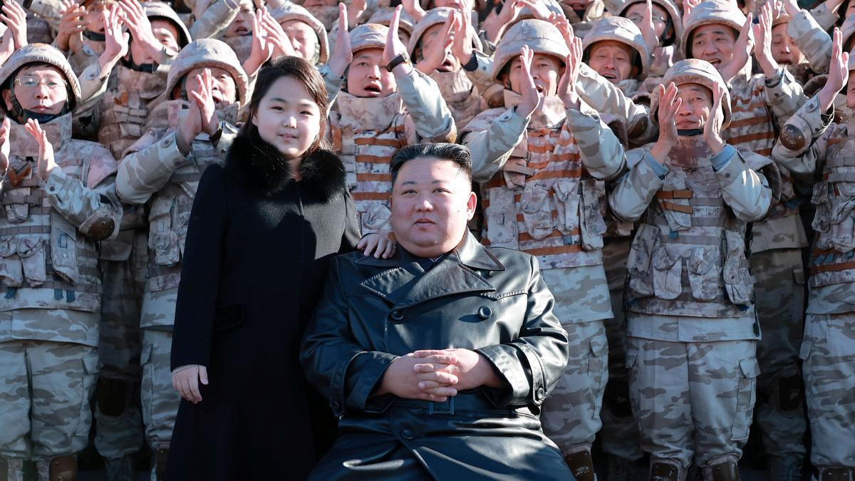 Líder coreano Kim Jong-un aparece con su hija en fotos