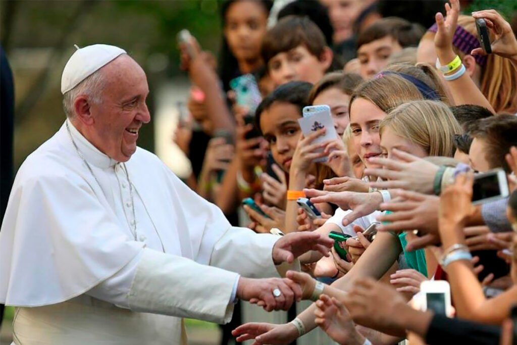 Papa Francisco pide a jóvenes que se ocupen de la paz