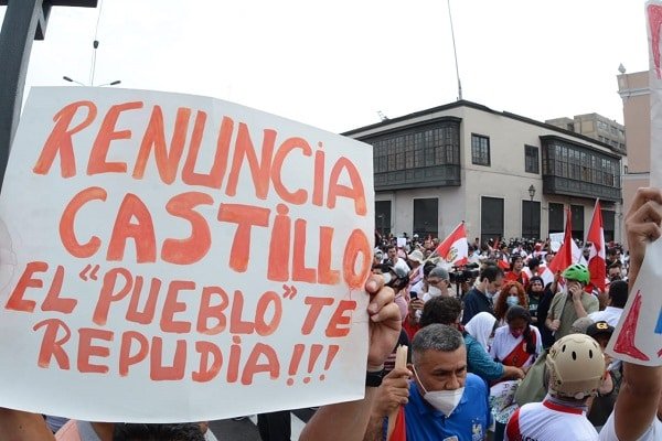 Ciudadanos participan en marcha contra presidente Castillo en Lima