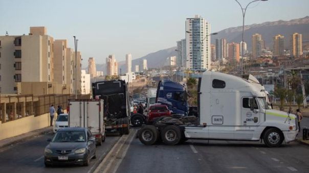 Camioneros acatan segundo día de paro por alto precio de combustibles