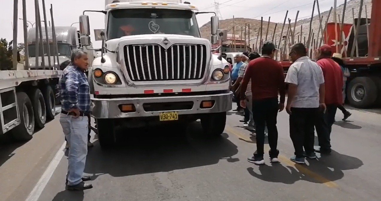 Camioneros disponen quiénes transitan por vías de la ciudad con violencia