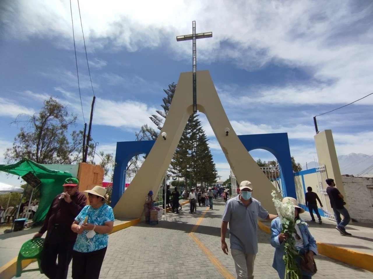 Miles acudieron a los cementerios de Arequipa