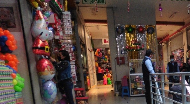 Mercadería en pasadizos es principal observación en los mercadillos