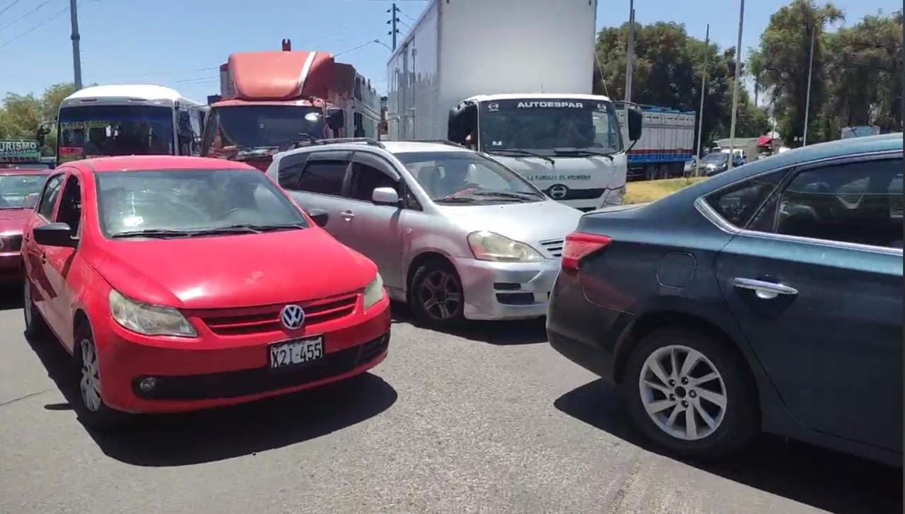 Cierran vía frente a terminal terrestre y provocan congestión vehicular