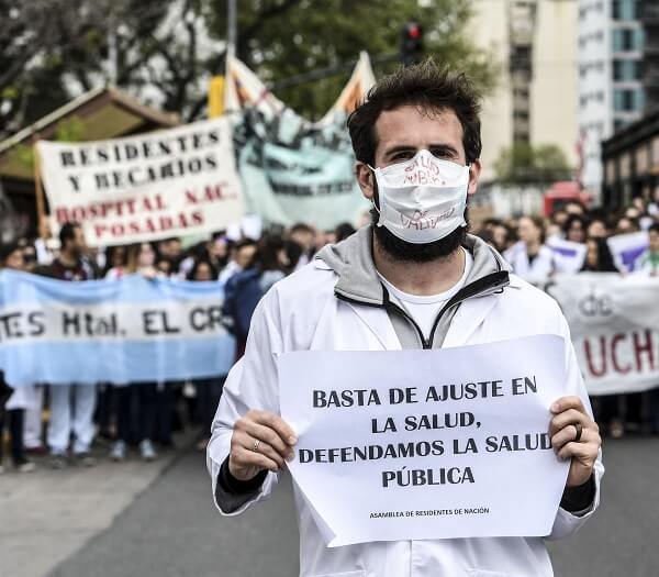 Médicos y enfermeros protestaron para exigir mejores salarios