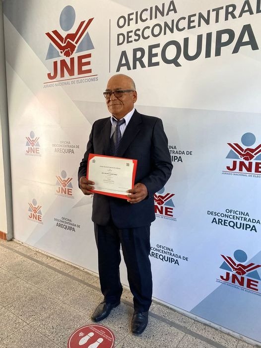 Abel Suárez recibió acreditación como alcalde electo de Cocachacra