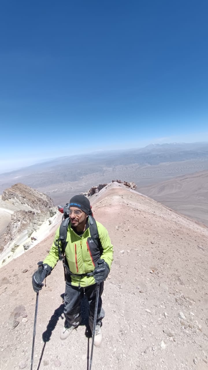 Deportista asciende al Chachani para ayudar a niños especiales