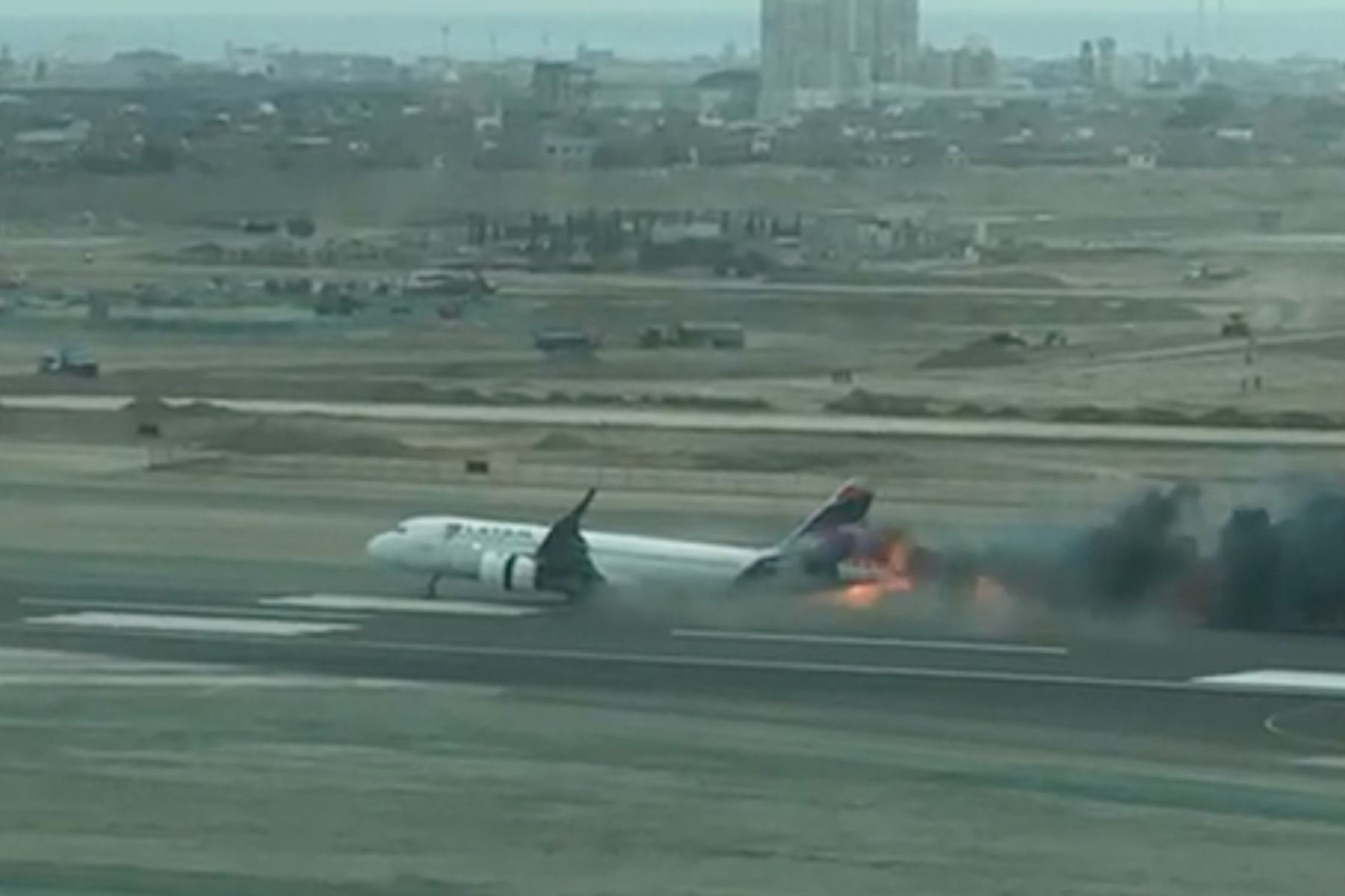 Avión colisiona con carro bombero y fallecen dos en aeropuerto de Lima