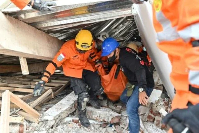 Rescatan a niño de 6 años dos días después de terremoto