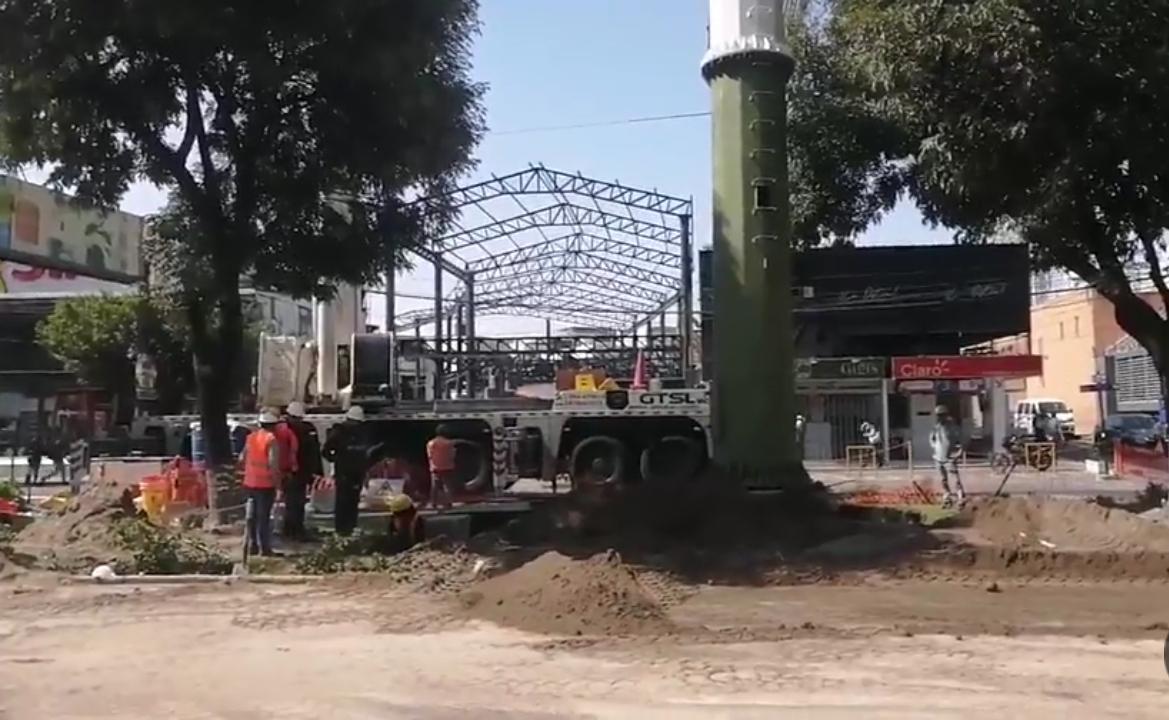 Colocan antena gigante de telefonía en avenida Ejercito y genera caos vehicular