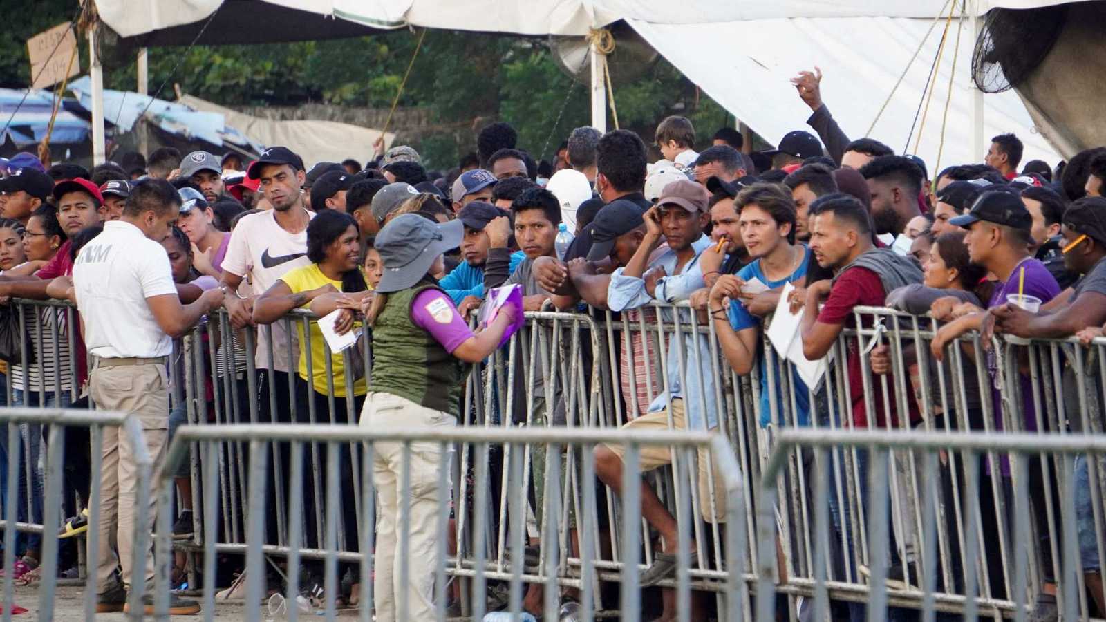 Activa plan para suspender norma que permite expulsar a migrantes