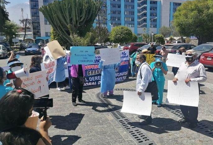 Trabajadores de EsSalud acatan paro en rechazo a la unificación del sistema