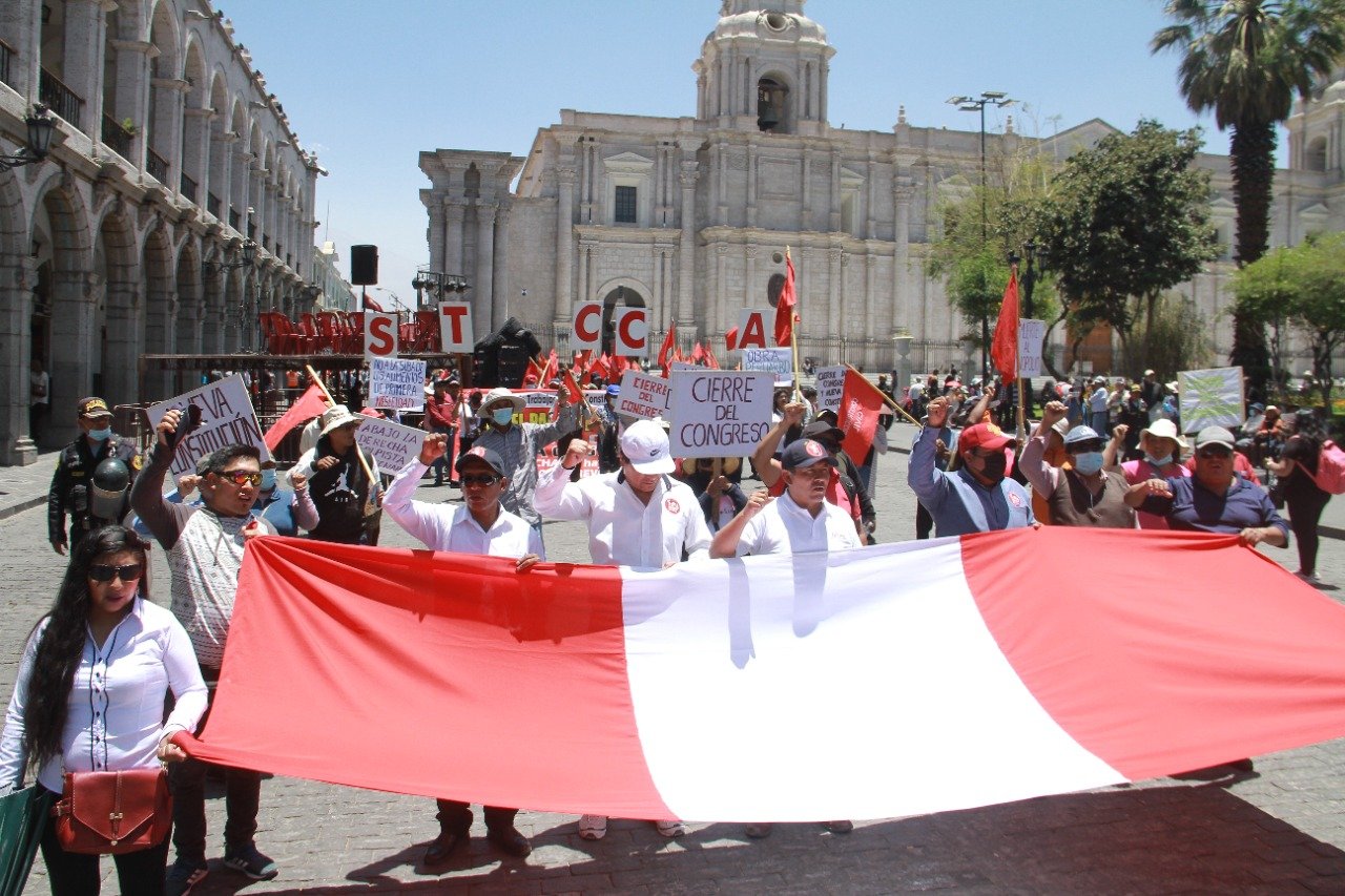 Sindicatos de trabajadores de Arequipa acataron marcha contra del Congreso