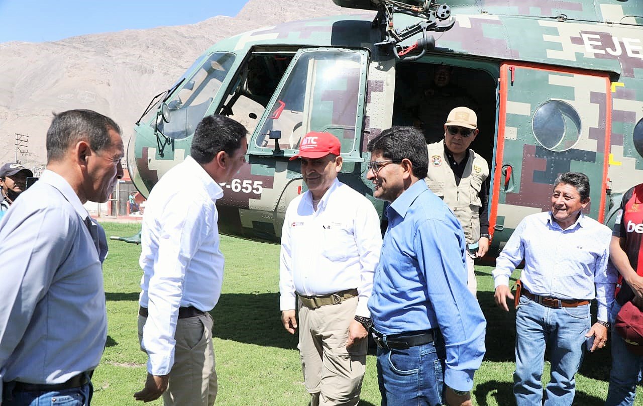 Ministro Tineo sobrevuela obras en Arequipa con autoridades electas