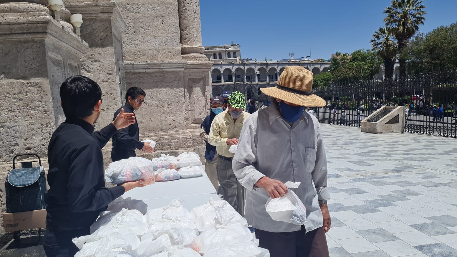 Más de 200 personas recibieron almuerzo en Jornada Mundial de los Pobres