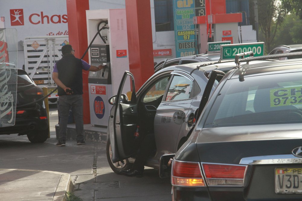 Taxistas exigen a Osinergmin controle los grifos que especularon con GLP