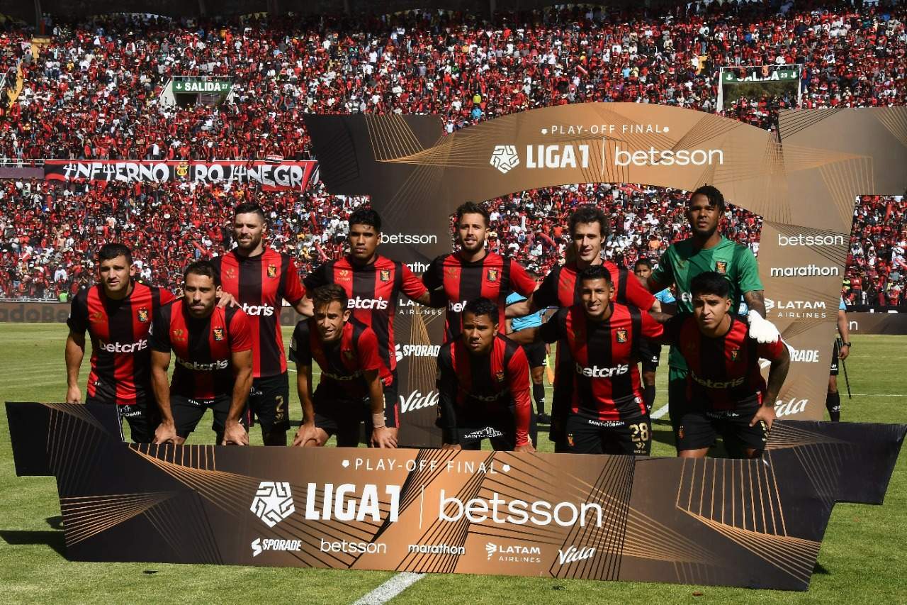 GRUPO DE HINCHAS DE ALIANZA AGREDE A COMANDO TÉCNICO