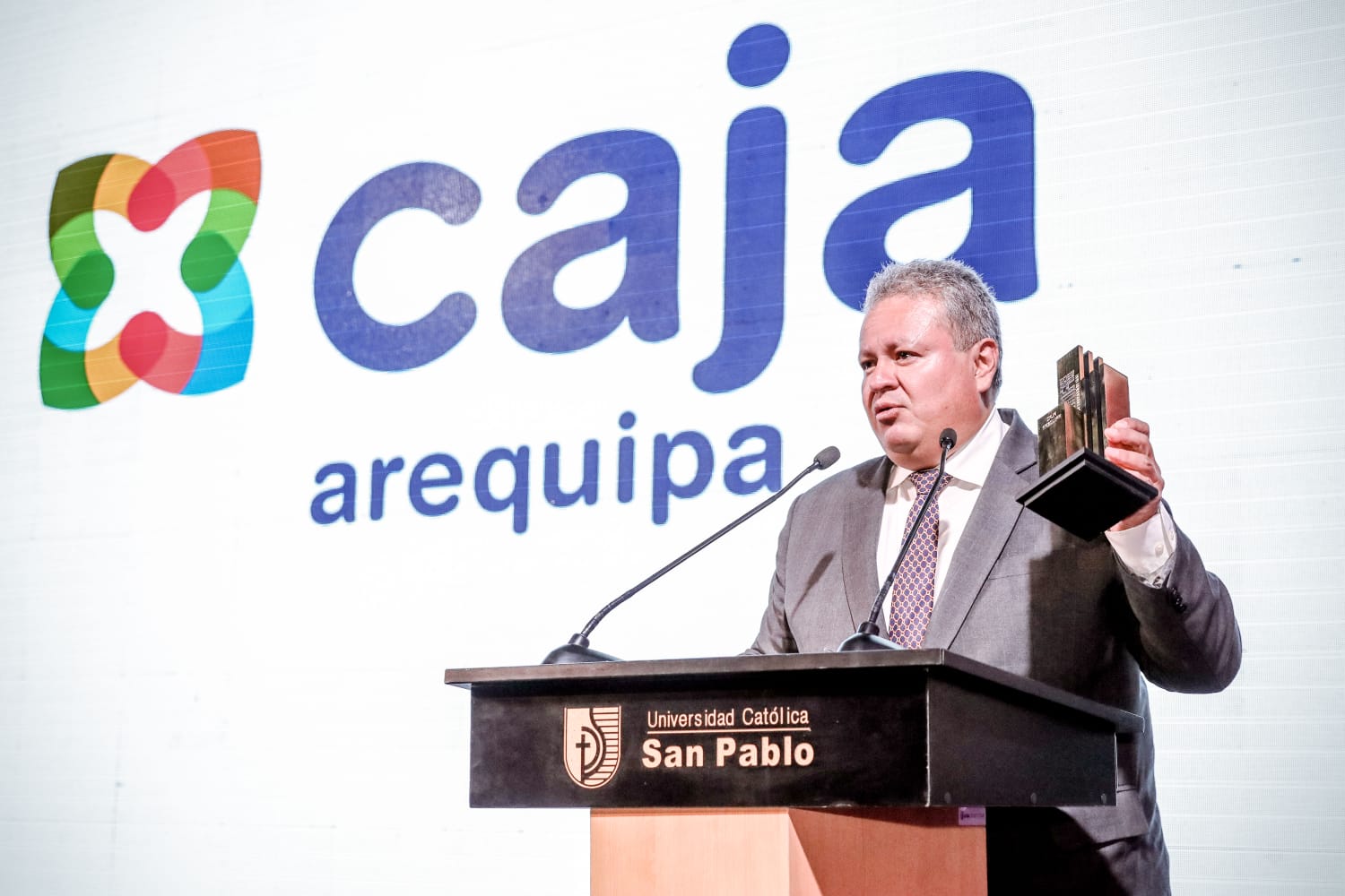 Caja Arequipa obtiene doble reconocimiento en Premio de las Empresas Más Admiradas 2022