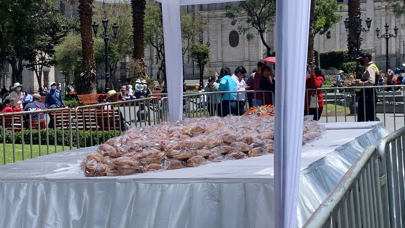 Bautizan a guaguas arequipeñas en la Plaza de Armas