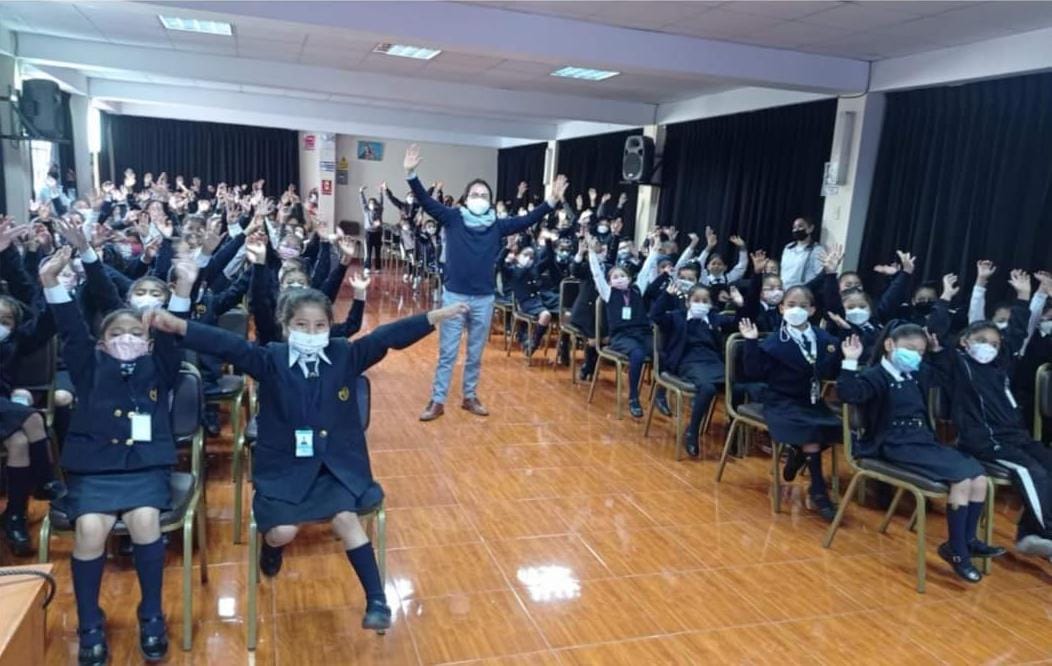 Directivo de la ULASALLE realizó cuentacuentos dirigido a alumnas del colegio María Auxiliadora