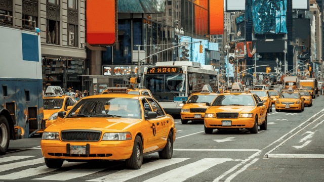 Taxis de Nueva York suben de golpe tarifas un 23 %