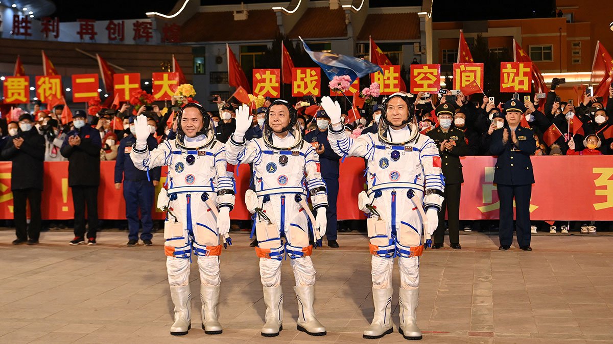 Envía tres tripulantes para estación espacial Tiangong