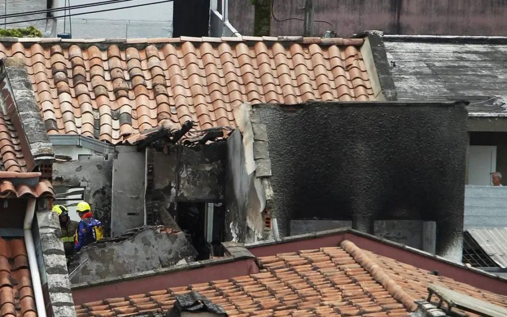 Una avioneta cae sobre barrio residencial y deja 8 fallecidos