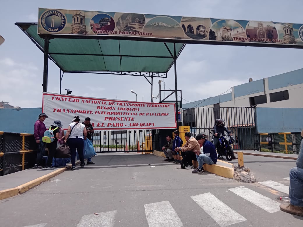 Decenas esperan una semana para viajar por tierra a Lima y norte del país