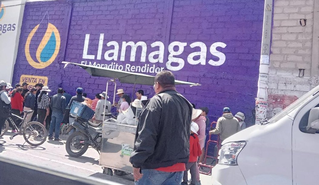 Forman largas colas para comprar gas doméstico más barato