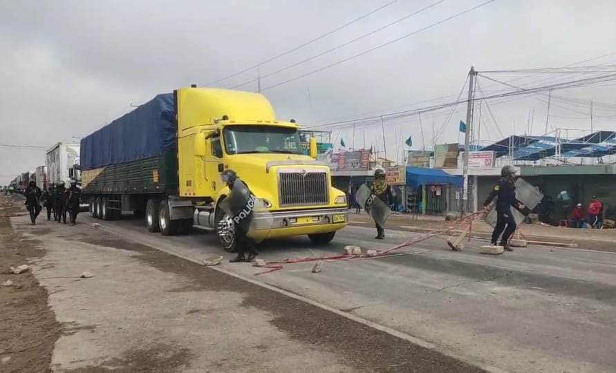 Protestas con bloqueo de carreteras se intensifican en Arequipa