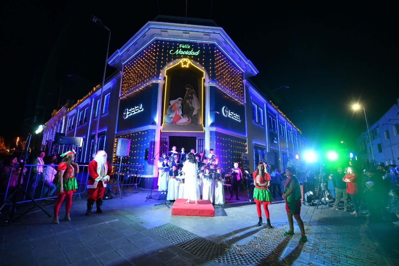 Seal ilumina histórica casona de 1925 con 60 mil luces