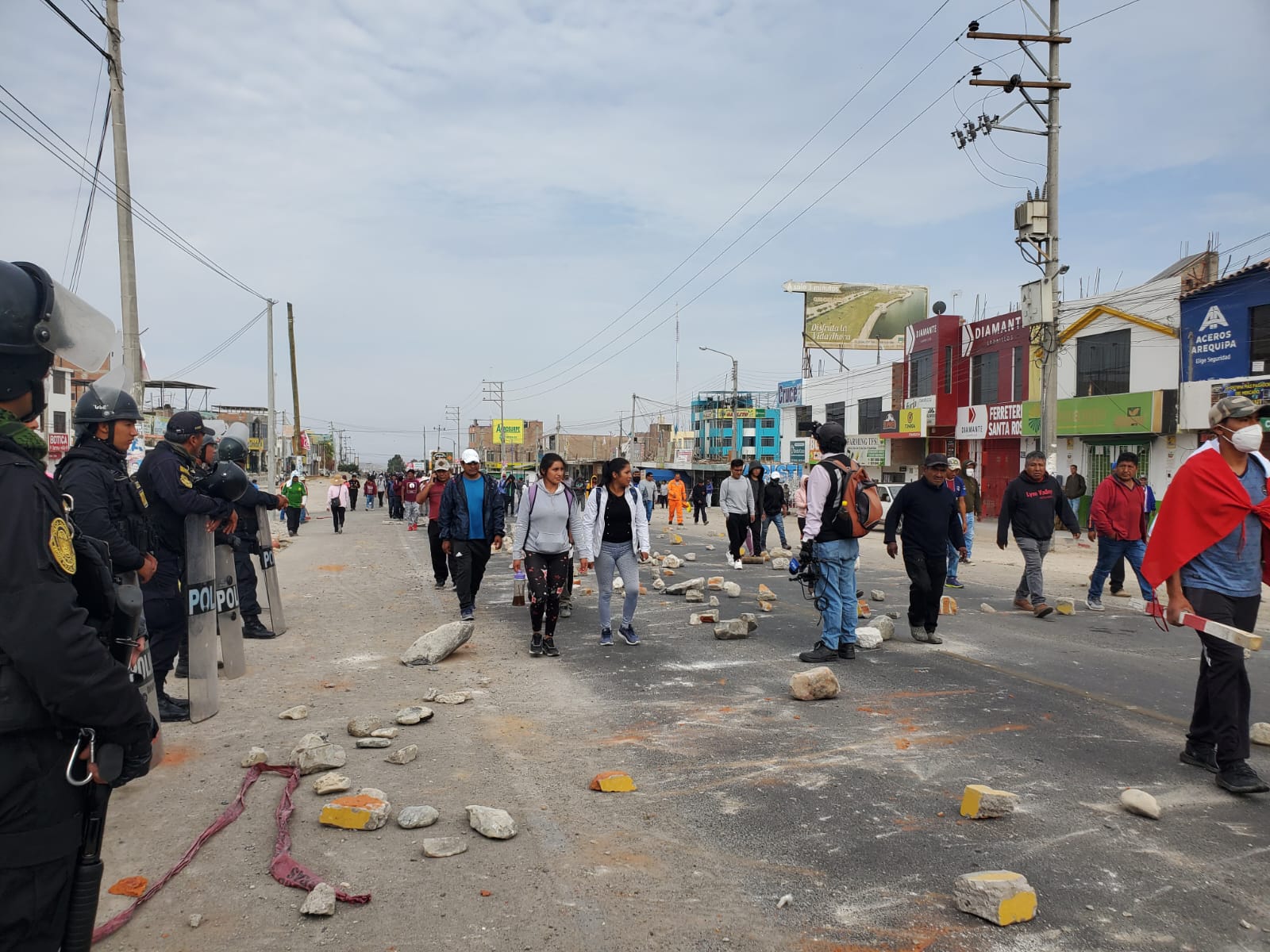 Vía de Ocoña permanece bloqueada