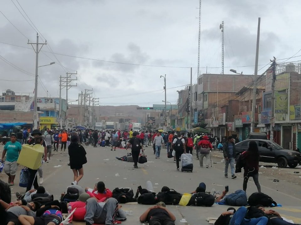 Anoche policías y militares logran desbloquear carretera en Chala