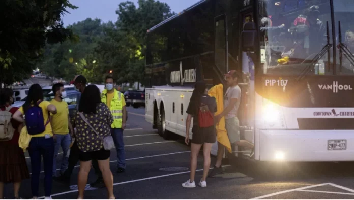 Envían buses con inmigrantes desde El Paso a Nueva York y Chicago