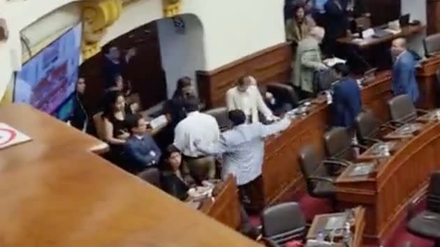 Congresista Dávila agredió con un golpe por la espalda a Burgos