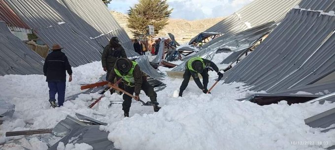 Al menos 4 muertos y 17 heridos tras caer cobertizo en escuela