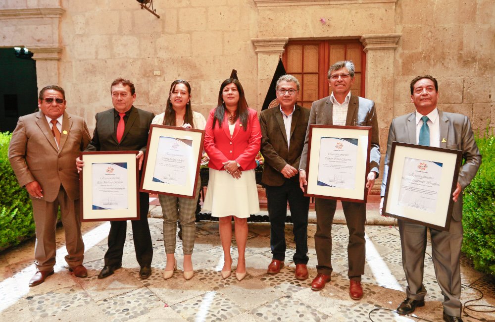 Gobernadora homenajeó a consejeros incluyendo a Hijos del Cóndor