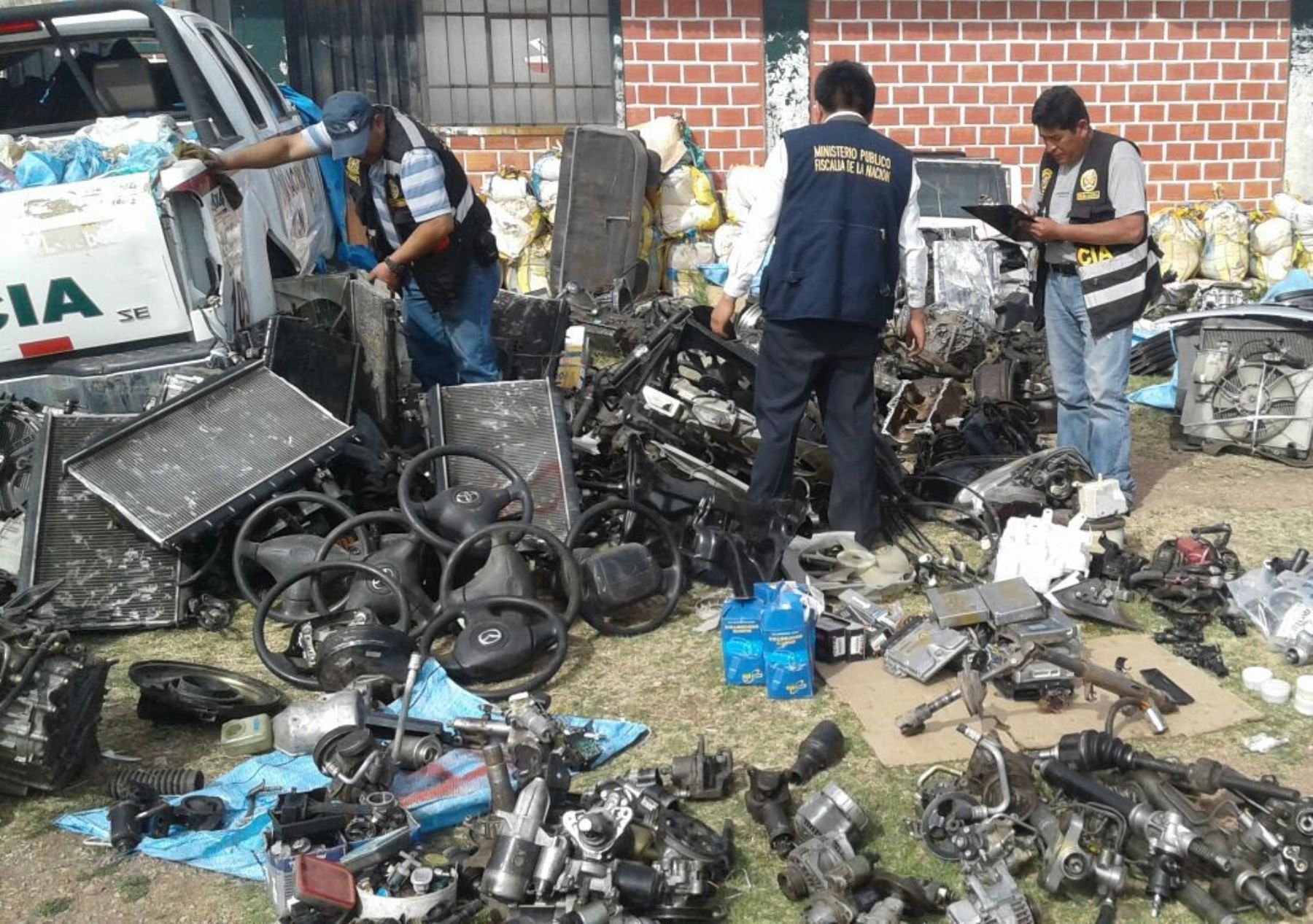 Continúan capturando a vendedores de autopartes en calle Puno