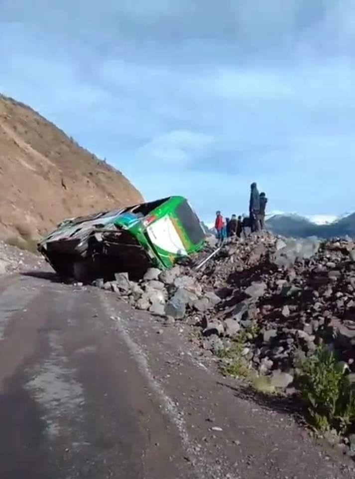 Viajeros quedan heridos en accidente por deslizamiento de rocas en Caylloma