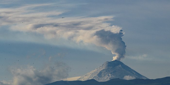 Volcán Cotopaxi emana columna de 1 500 metros de vapor y cenizas