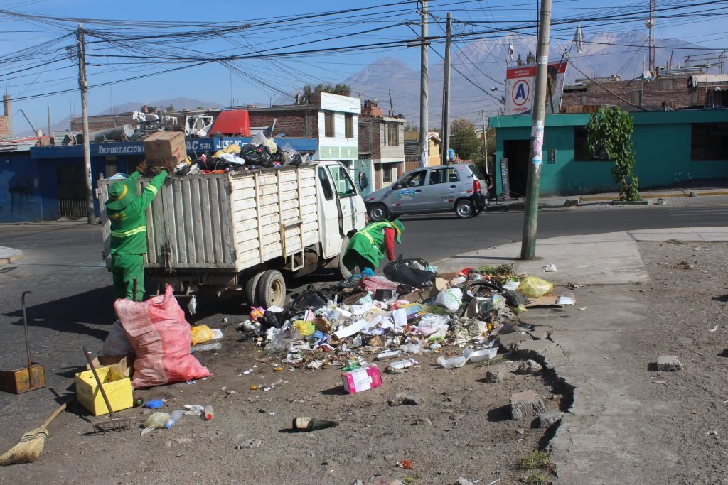 Nuevamente Paucarpata en medio de la basura por falta de combustible