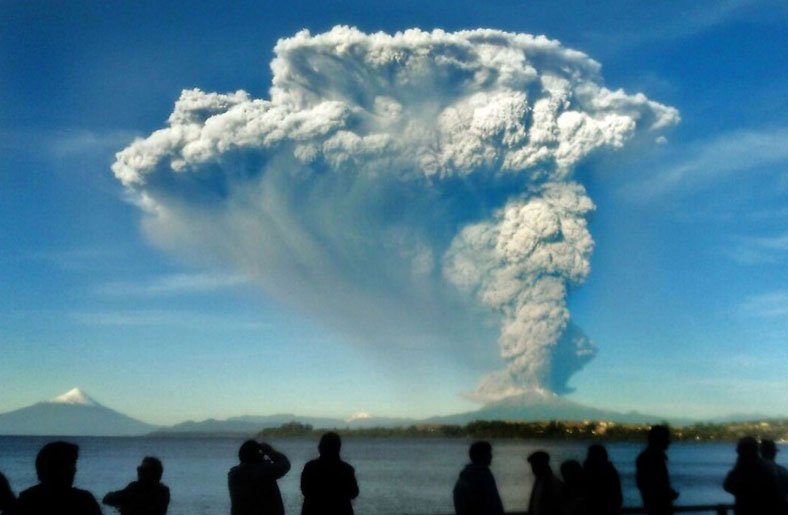 Leve caída de ceniza del volcán Cotopaxi en diversas zonas de Quito